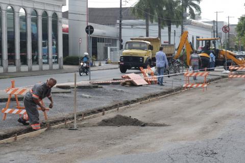 Trecho de pista em obras, com serviços nas sarjetas. Trecho está marcado por fita e cavaletes. #Paratodosverem