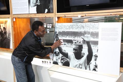 Rei Pelé acaricia quadro com a sua imagem no museu em sua homenagem. #pracegover