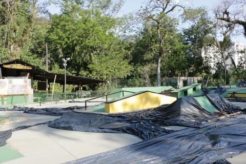 Vista geral da pista de skate em obras. #Paratodosverem