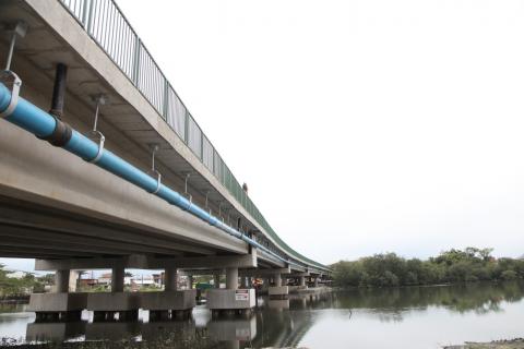 Ponte sobre o rio São Jorge, captada pela base, com o rio no nível da foto e a ponte acima. #Paratodosverem