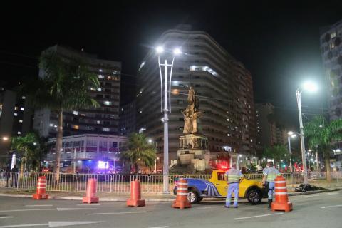 Viatura da CET na Praça da Independência cercada por cones. #Paratodosverem