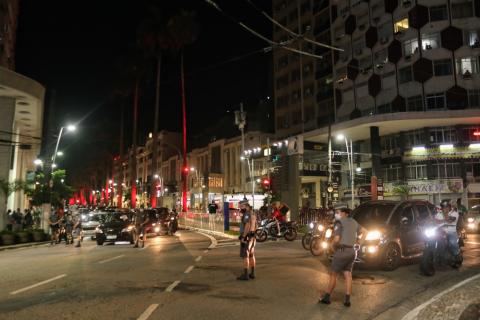 Policiais militares e viatura da guarda municipal na Praça da Independência. #Paratodosverem