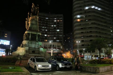 Viaturas das guarda municipal na praça da independência #paratodosverem