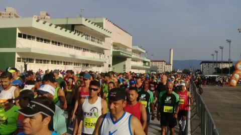 Centenas de atletas se concentram em frente ao Centro Cultural da Zona Noroeste. #pracegover