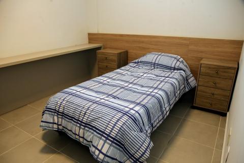 Quarto com cama de solteiro. #Paratodosverem