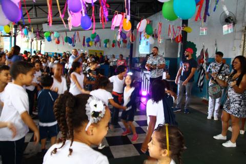 alunos dançam durante apresentação da escola de samba #pracegover 