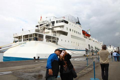 casal faz selfie na frente do navio #pracegover 