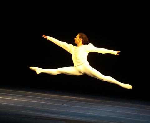 bailarino salta durante apresentação #pracegover 