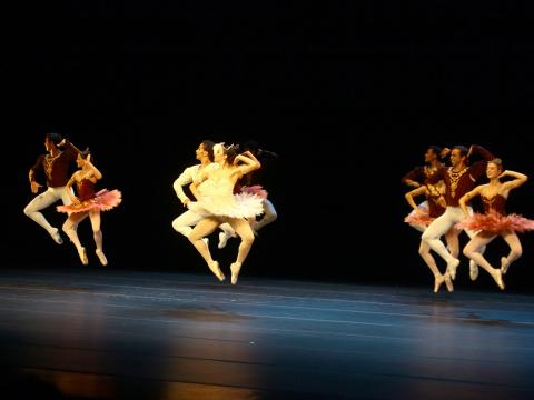 três grupos de bailarinos dançando no palco #pracegover 