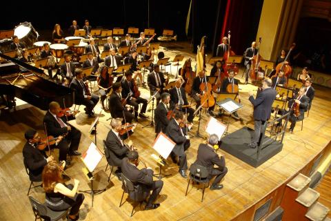 visão aérea da orquestra tocando #pracegover 