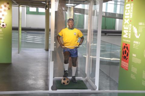 Réplica de Pelé exposta no museu em homenagem ao Rei do Futebol. #Pracegover