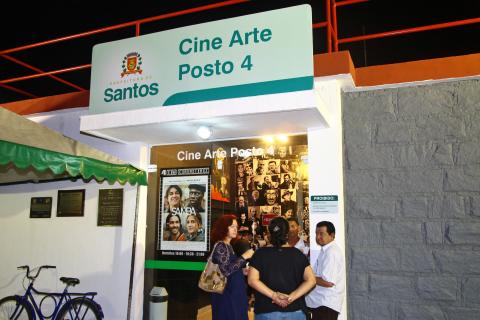 Fachada do Cine Arte Posto 4, com pessoas na porta. #Pracegover