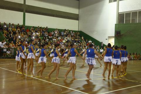 meninas apresentam número de dança #pracegover