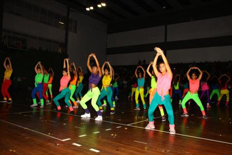 meninos apresentam número de dança #pracegover 