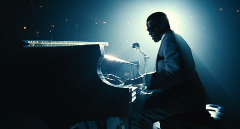 Cena do filmey Ray. Homem está tocando piano em um ambiente escuro. #Pracegover