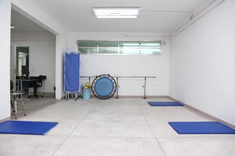 Sala de exercícios, com colchonetes no chão. #Paratodosverem