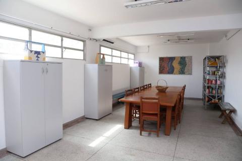 Sala com mesa e armários. #Paratodosverem