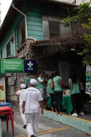 profissionais de saúde na porta da unidade #paratodosverem