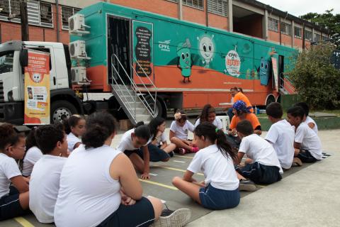 crianças sentadas na frente da carreta #paratodosverem 