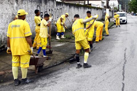 operários atuam na calçada #pracegover