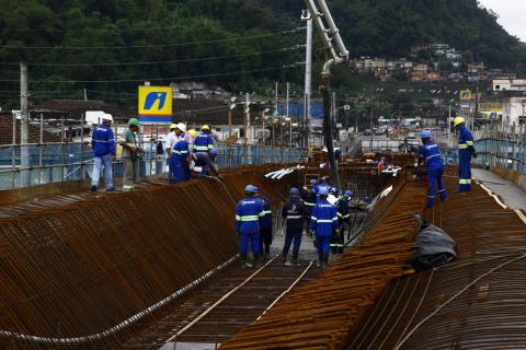 operários andam no topo do viaduto em obras #pracegover