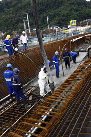 operários andam no topo do viaduto em obras #pracegover