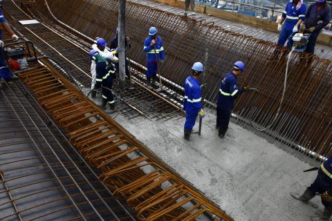 operários andam no topo do viaduto em obras #pracegover