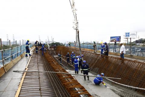 operários andam no topo do viaduto em obras #pracegover