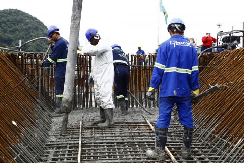 operários mexem em poste na obra #pracegover 