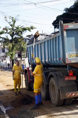 operário coloca material em caminhão #paratodosverem