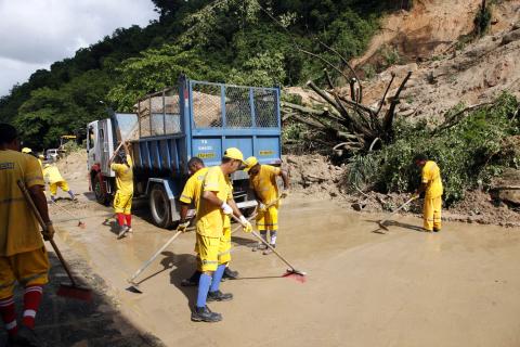 operários limpam solo cheio de barro #paratodosverem