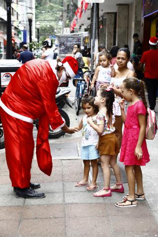 papai noel fala com crianças #pracegover 