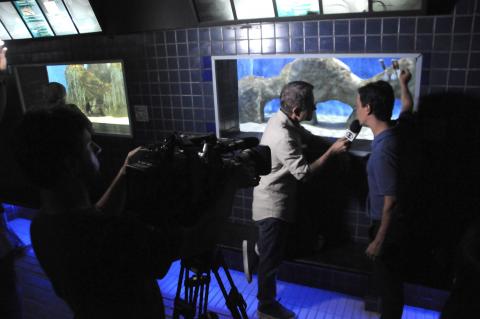 equipe grava entrevista no aquário #pracegover 