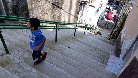 menino sobe pela escadaria #pracegover