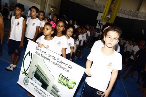 na abertura, alunos levam placa com nome de sua escola #pracegover 