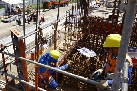 operários em meio a vergalhões na obra #pracegover 