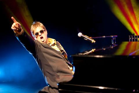 cantor canta caracterizado como elton john #pracegover 