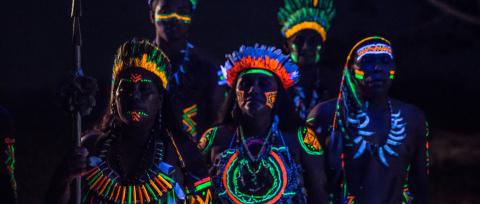 Índios estão em cena do filme los silencios #pracegover 