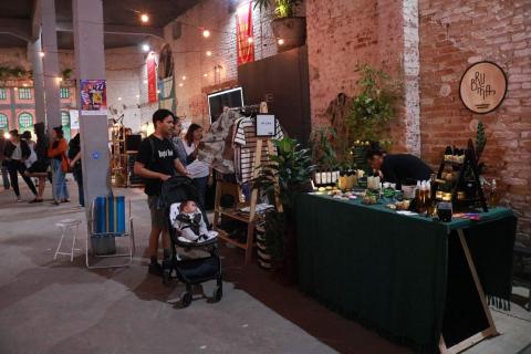 Exposição e venda de artesanato no Arcos do Valongo. Bancas estão com produtos expostos. Público passa e observa. #Pracegover