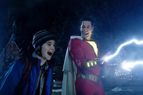 heroi shazam está com raios nas mãos em cena do filme #pracegover 