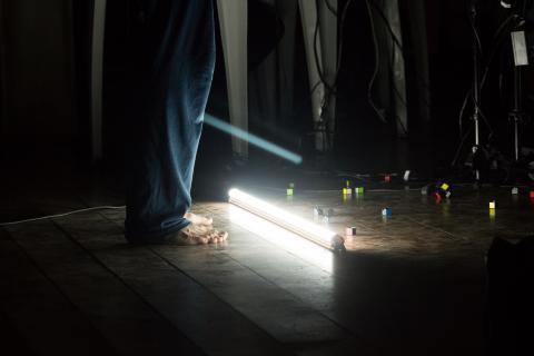 pés estão ao lado de lâmpada no chão em cena de sleep mode #pracegover 