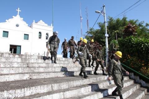 Soldados chegam ao Monte Serrat. Eles descem escadaria diante da capela. #Paratodosverem