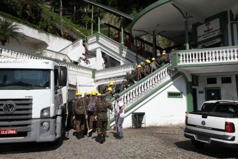 Soldados se preparam para subida do Monte Serrat. Eles desembarcam de caminhão e parte para o acesso do bondinho. #Paratodosverem