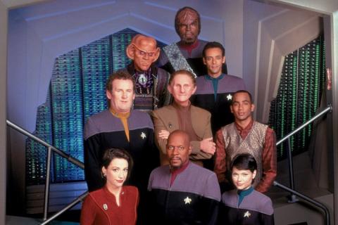 Personagens da série Star Trek em pose para foto. #Pracegover