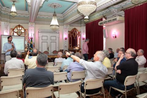 engenheiros assistem a apresentação no paço #pracegover 