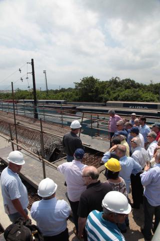 engenheiros conferem obra da entrada de santos #pracegover