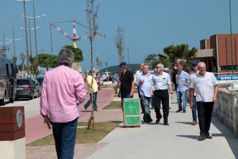 engenheiros no calçadão da ponta da praia #pracegover 