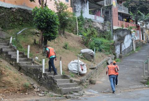 técnicos caminham por escadaria e rampa #pracegover 