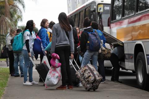 Atletas se encaminham ao ônibus #pracegover 