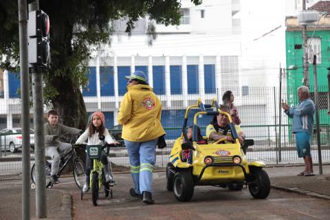 crianças trafegam com bicicletas e bugue pela minicidade #pracegover 